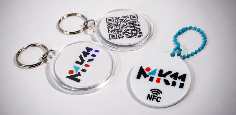 Llavero con logotipo de MK11 que contiene NFC