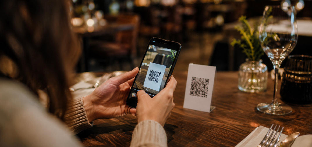 Imagen de persona capturando código QR