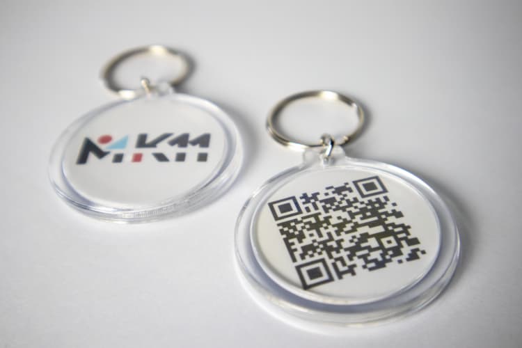 Llavero acrílico con Logo, QR y NFC