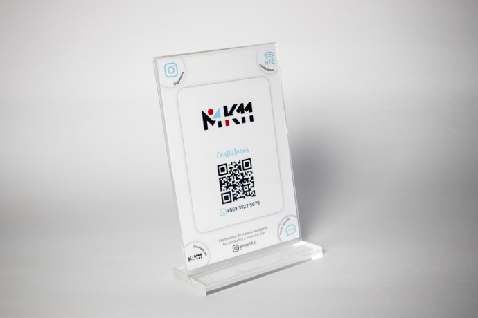 Sobremesa de acrílico con QR y NFC Sobremesa de acrílico con QR y NFC